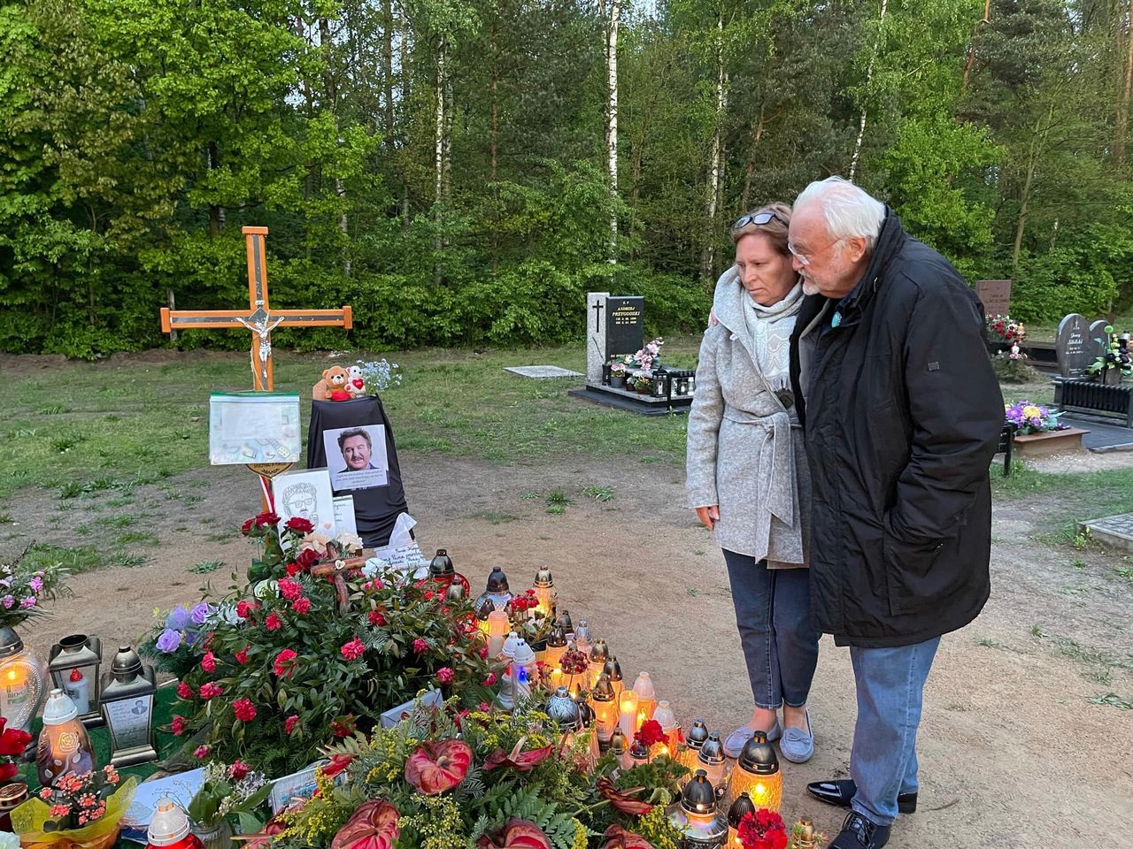 Andrzej Kosmala przy grobie Krzysztofa Krawczyka