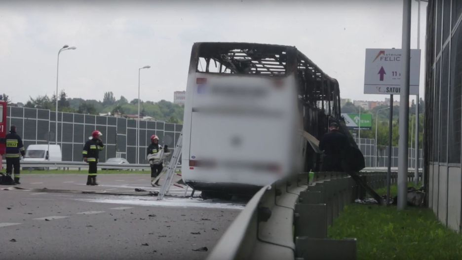 Podróżni zostali wyprowadzeni z autokaru, zanim ten ostatecznie spłonął