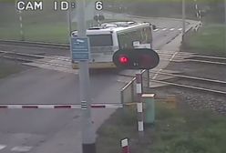 Kierowca autobusu utknął na torach kolejowych