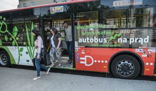 Zwrócił uwagę nastolatkom, by nie pchali się do trolejbusu. Dostał w twarz od 14-latka