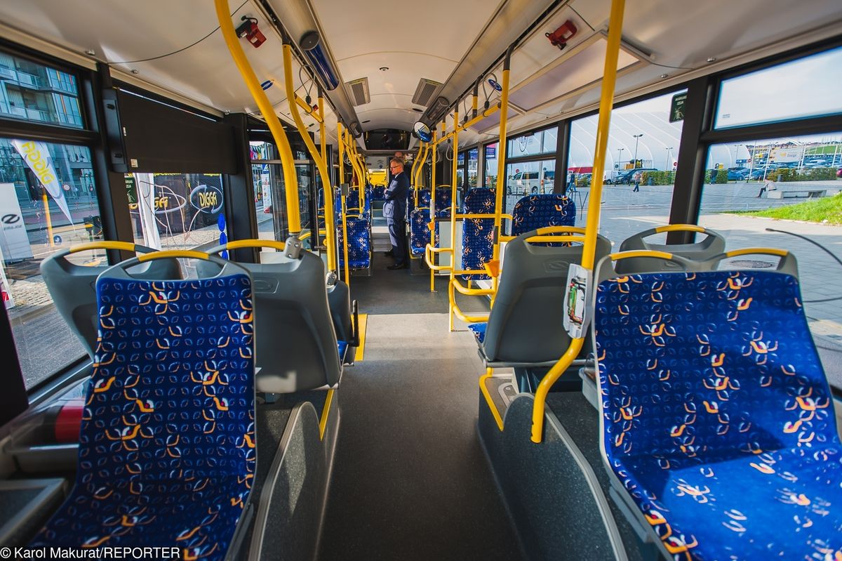 Wnętrza autobusów i tramwajów to nie przypadek. Tapicerka ma ważne zadanie