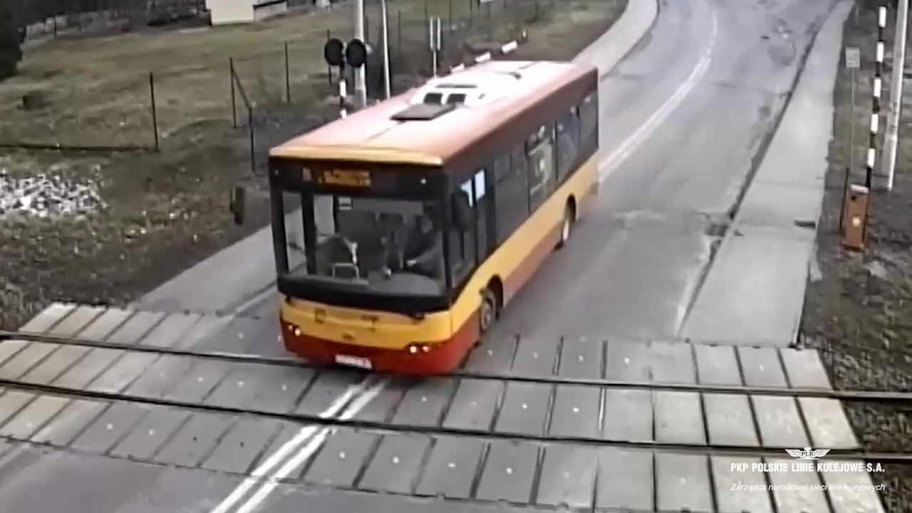 O krok od tragedii. Autobus na przejeździe tuż przed pociągiem