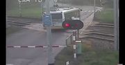 Kierowca autobusu utknął na torach kolejowych