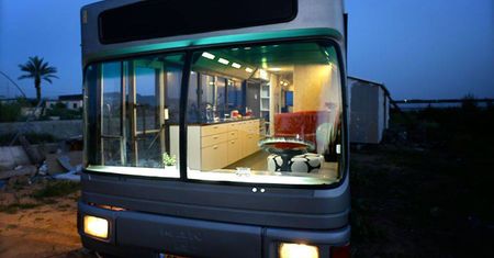 To był kiedyś stary autobus. Przerobili go na wielkiego kampera