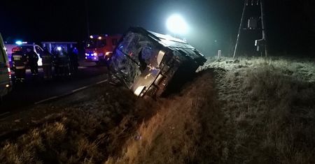 Tragiczny wypadek pod Poddębicami. 1 osoba nie żyje, 2 są ranne