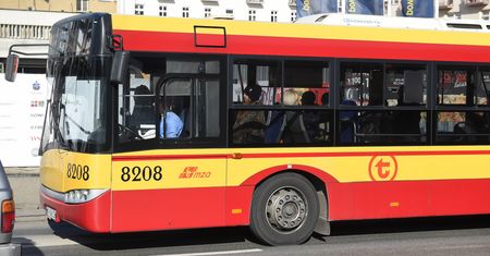 Starsza kobieta ubliżała matce z dzieckiem. Tylko dlatego, że maluch płakał w autobusie