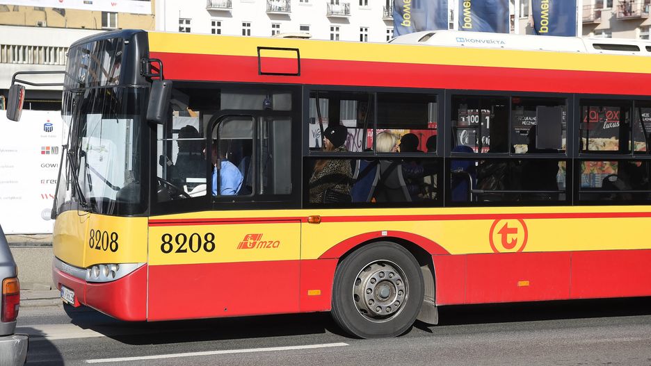 Kierowca wyrzucił z autobusu matkę z dzieckiem