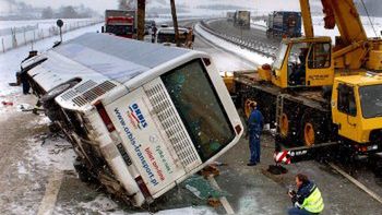 Polski autokar podnoszony po wypadku
