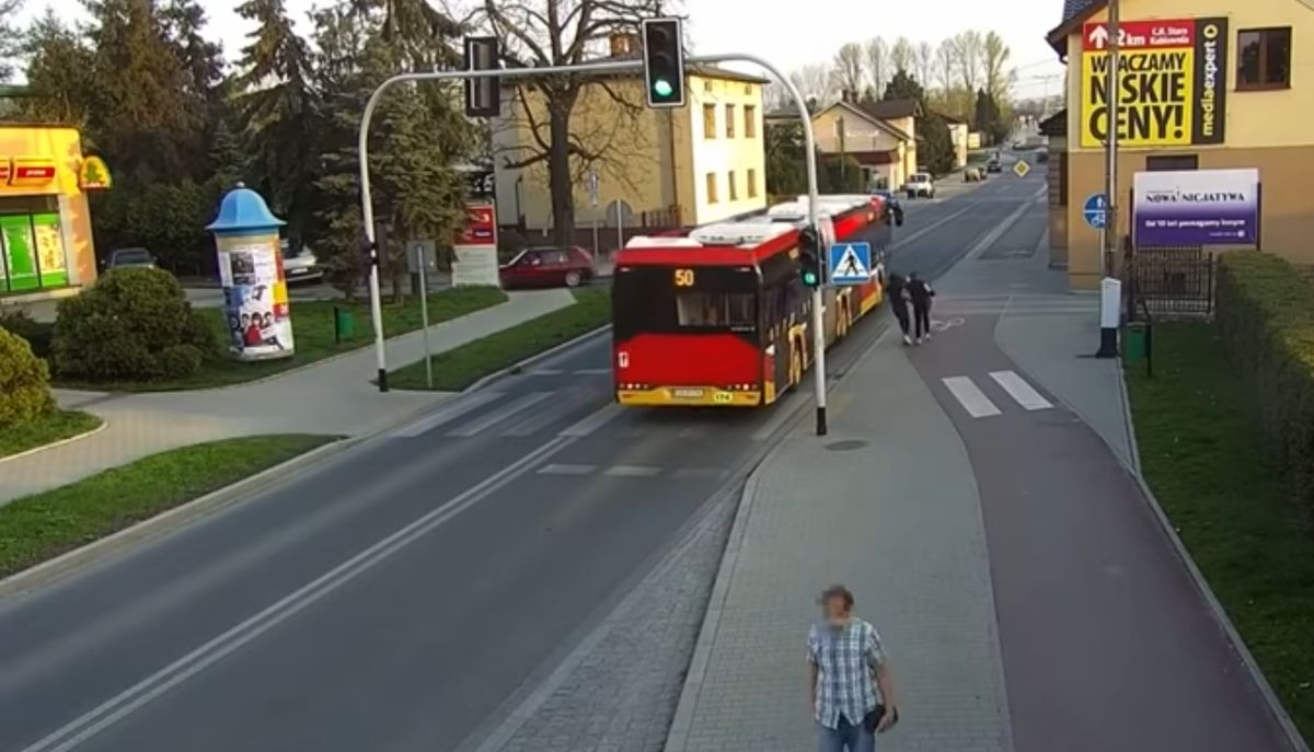 Śląskie. Wepchnęła koleżankę pod autobus. Mówią o tym za granicą