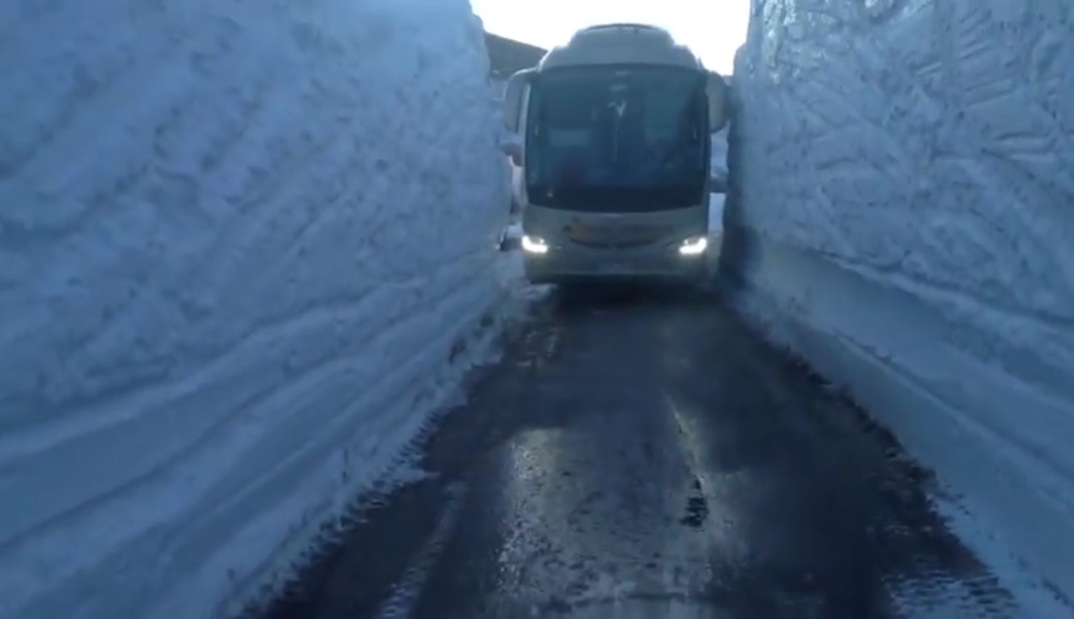 Mistrz kierownicy zmieścił się autobusem między ścianami śniegu. Miał kilka centymetrów przestrzeni
