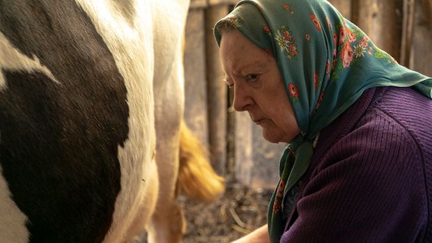 Starsza kobieta w serialu "Czarnobyl"