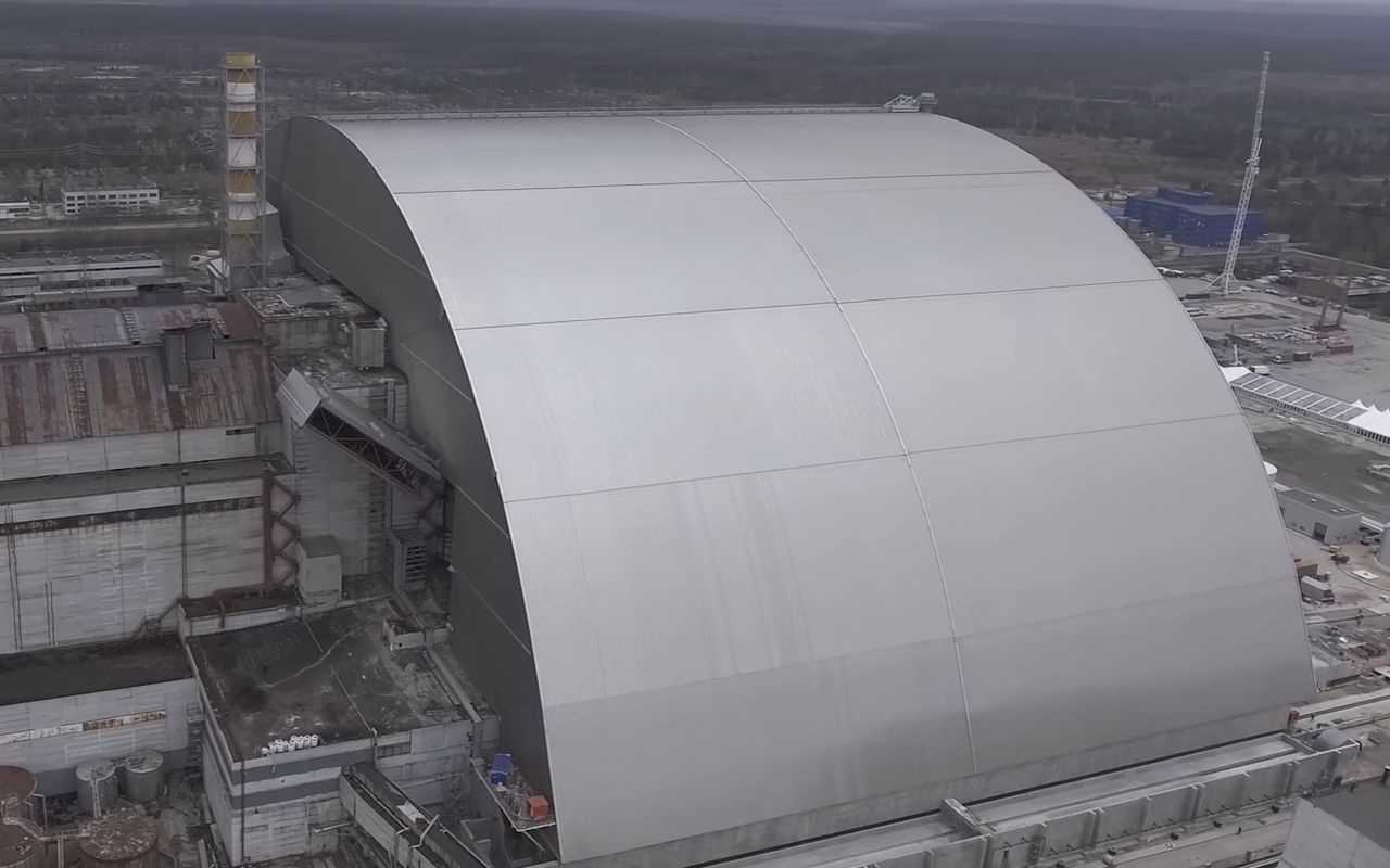 Zobacz, jak ogromna kopuła przykrywa zniszczony reaktor w Czarnobylu