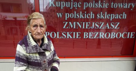 Ma 700 zł renty i chorego syna. Sprzedaje warzywa ze swojej działki