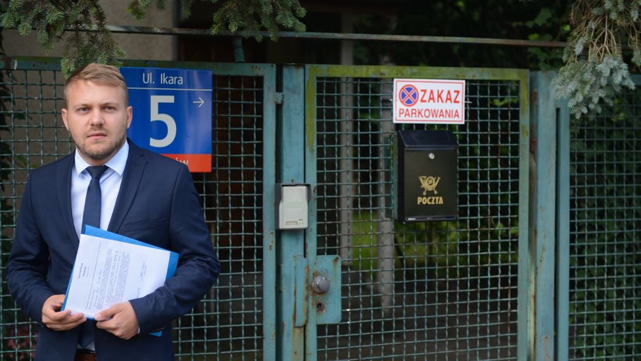 Jacek Ozdoba przed willą Jaruzelskich.