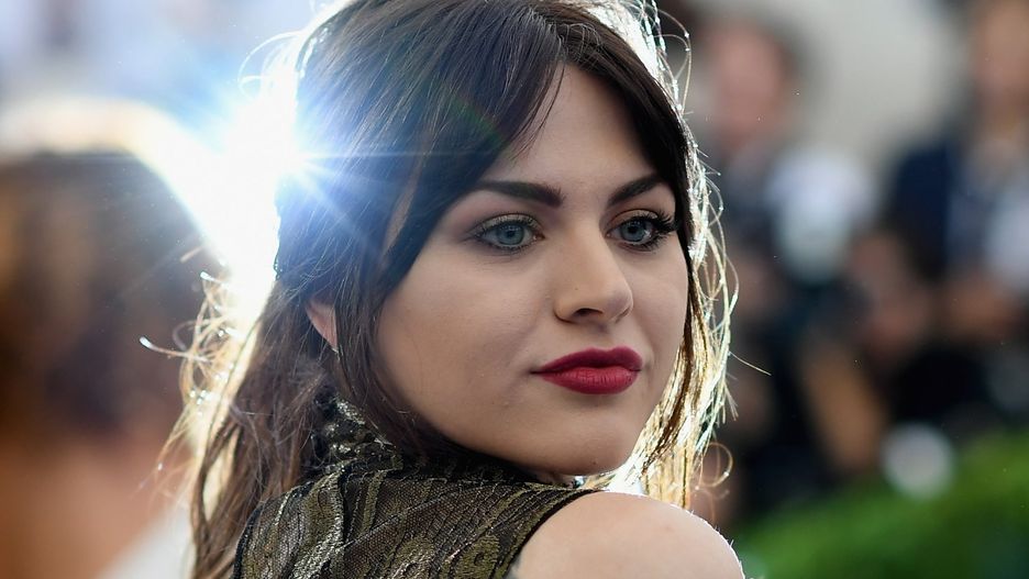 24-letnia Frances Bean na czerwonym dywanie