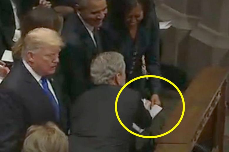 Obama nie wytrzymała ze śmiechu. Bush dał jej miętówkę na pogrzebie ojca
