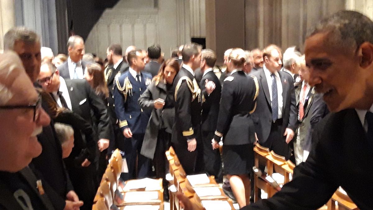 Barack Obama wita się Lechem Wałęsą