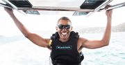 Obama uczy się pływać na kitesurfingu