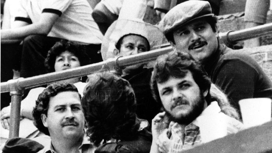 Przywódca kartelu z Medellin Pablo Escobar (z lewej) był gorliwym kibicem Atletico Nacional