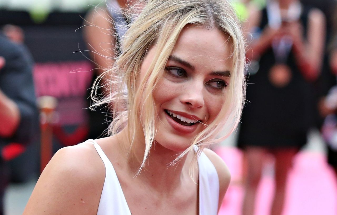 Margot Robbie w bieliźnianej sukience. O mały włos od wpadki
