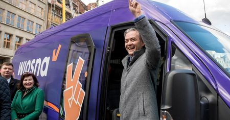 Wiosna: Robert Biedroń ze swoją partią przyciąga młodych i wykształconych? Sprawdź, wyniki sondażu CBOS