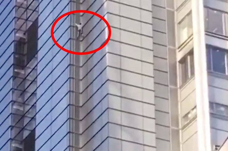 Bez lin i asekuracji. "Francuski Spiderman" wdrapał się na 230-metrowy wieżowiec