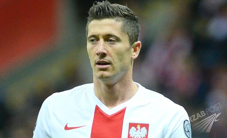 Robert Lewandowski sfaulowany przez bramkarza