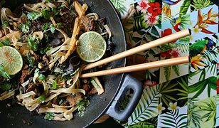 Wołowina z makaronem, mun, pędami bambusa na ostro, z nutą imbiru (danie z woka) - Przepis