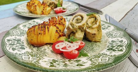 Pieczone ziemniaki i roladki z indyka. Pyszny pomysł na szybki obiad