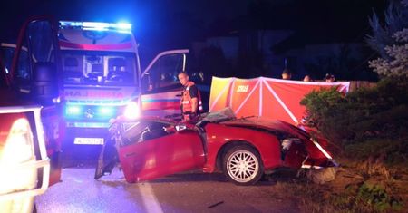 Tragiczny wypadek w Białobieli. Toyota rozpadła się na pół, kierowca nie żyje