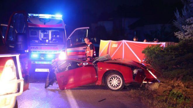 Tragiczny wypadek w Białobieli: toyota rozpadła się na pół