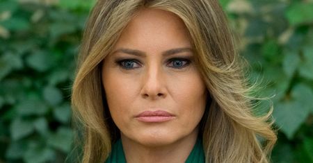 Z kamienną twarzą słucha, dlaczego jej tu nie ma. Tak potrafi tylko Melania Trump