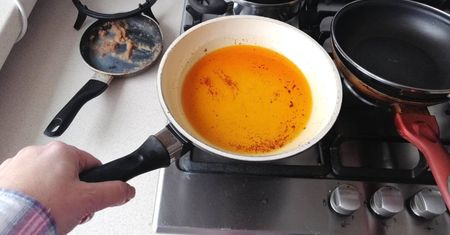 Ten trik z olejem po smażeniu pokochało już wiele kobiet