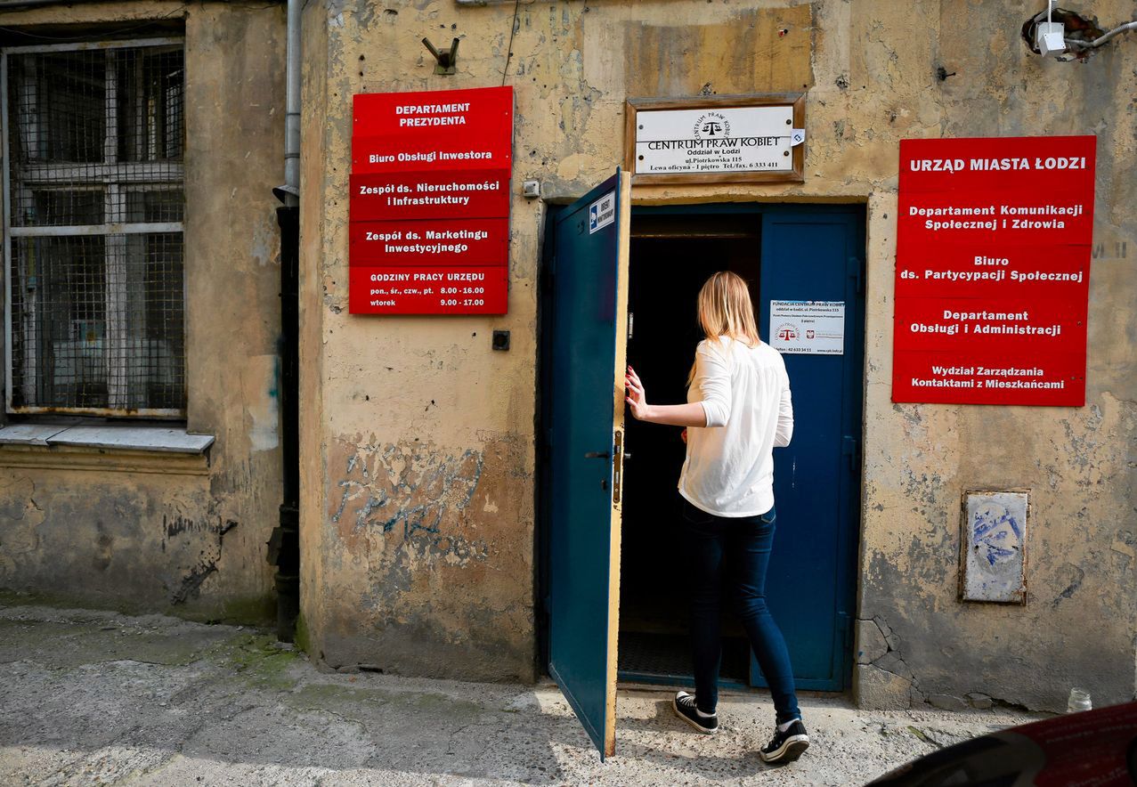 Czarna środa. Policja wkroczyła do oddziałów fundacji pomagających kobietom