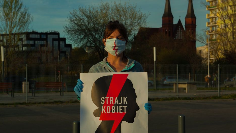 Ogólnopolski Strajk Kobiet podpowiada, jak w czasach koronawirusa legalnie i bezpiecznie protestować przeciwko zaostrzeniu ustawy antyaborcyjnej.