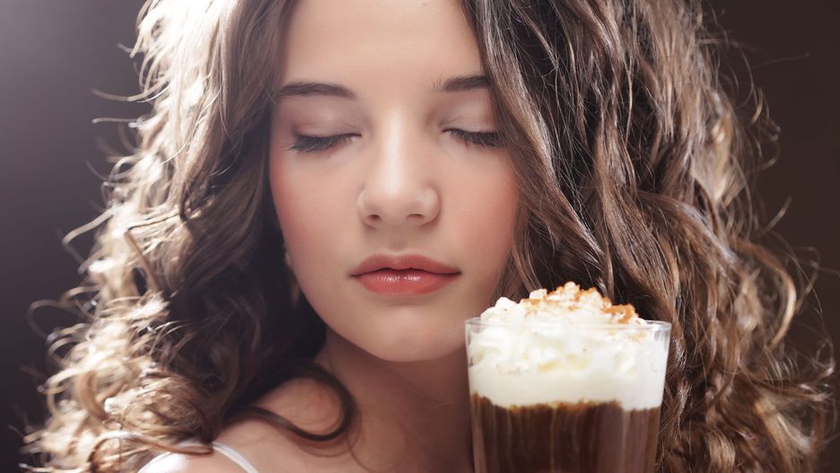 Słodkie napoje z popularnych sieci kawiarni mają więcej cukru, niż moglibyśmy przypuszczać. 