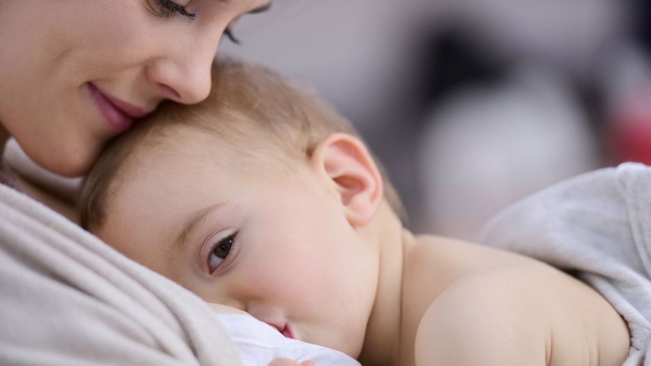 WHO zaleca karmienie piersią minimum do 6. miesiąca życia. 