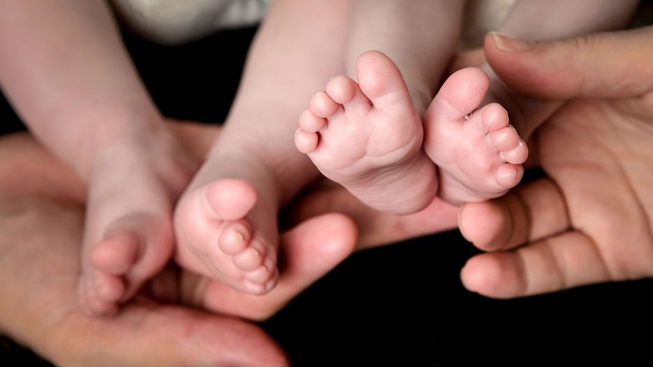 Jedno z bliźniąt urodziło się w 2017 roku, drugie w 2018. To bardzo rzadki przypadek.