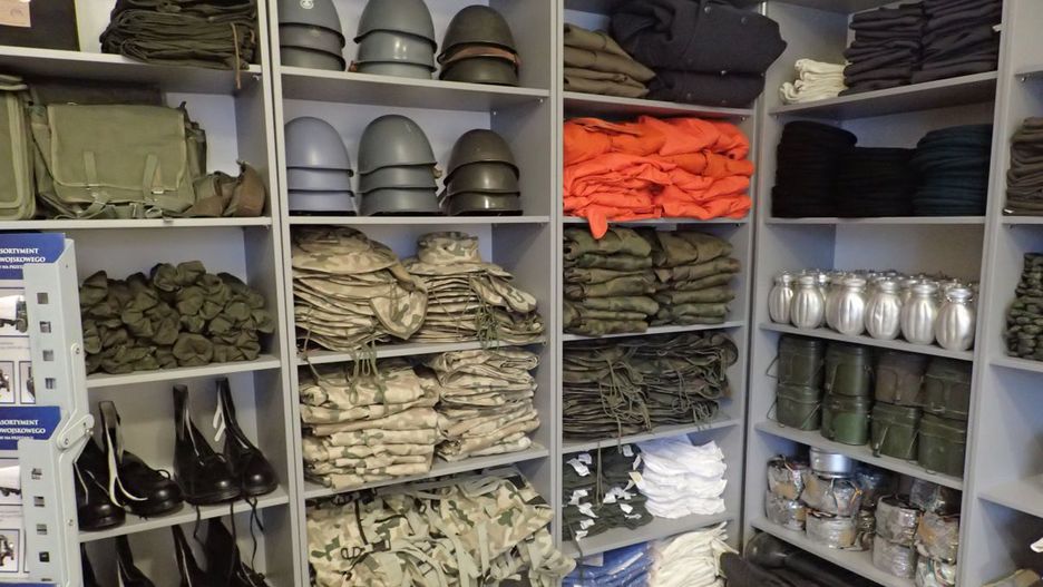 Agencja Mienia Wojskowego sprzedaje sprzęt używany. Fani survivalu i tak chętnie go kupują, bo kosztuje grosze.