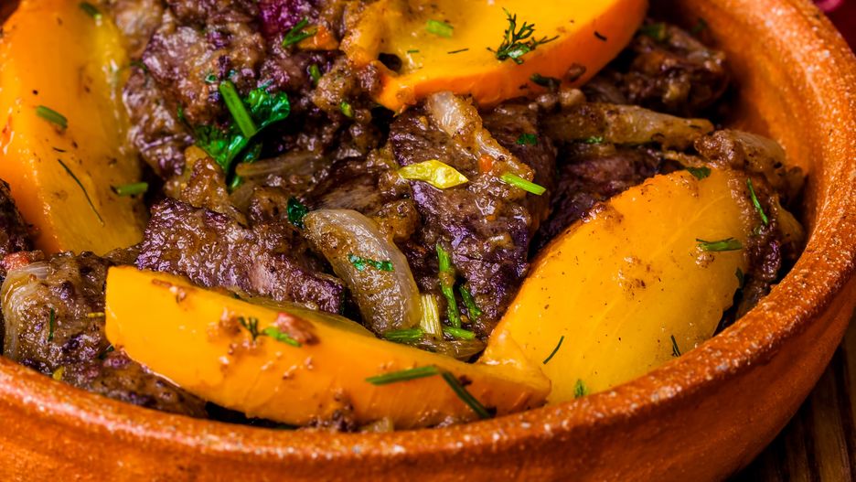 Chicken liver fried with onion and apple. Close-up