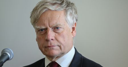 Zdymisjonowany wiceminister Aleksander Bobko nie ma żalu. Mówi o "niepisanym układzie"