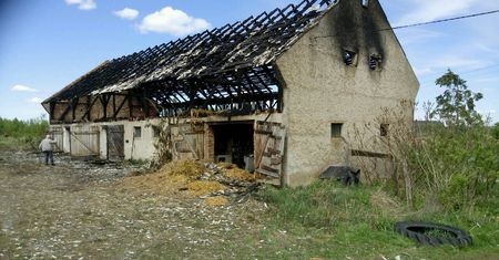 Gietrzwałd. Pokłócili się o butelkę piwa. Z zemsty spalił bratu oborę
