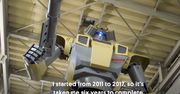 Gigantyczny robot sterowany przez człowieka. Wygląda jak wielki transformers