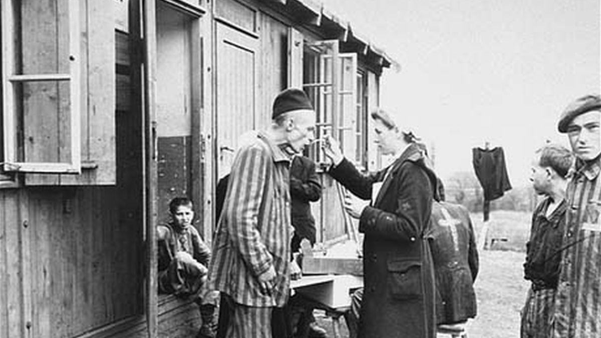 Polak w jednym z podobozów Neuengamme karmiony wkrótce po wyzwoleniu. Kwiecień 1945