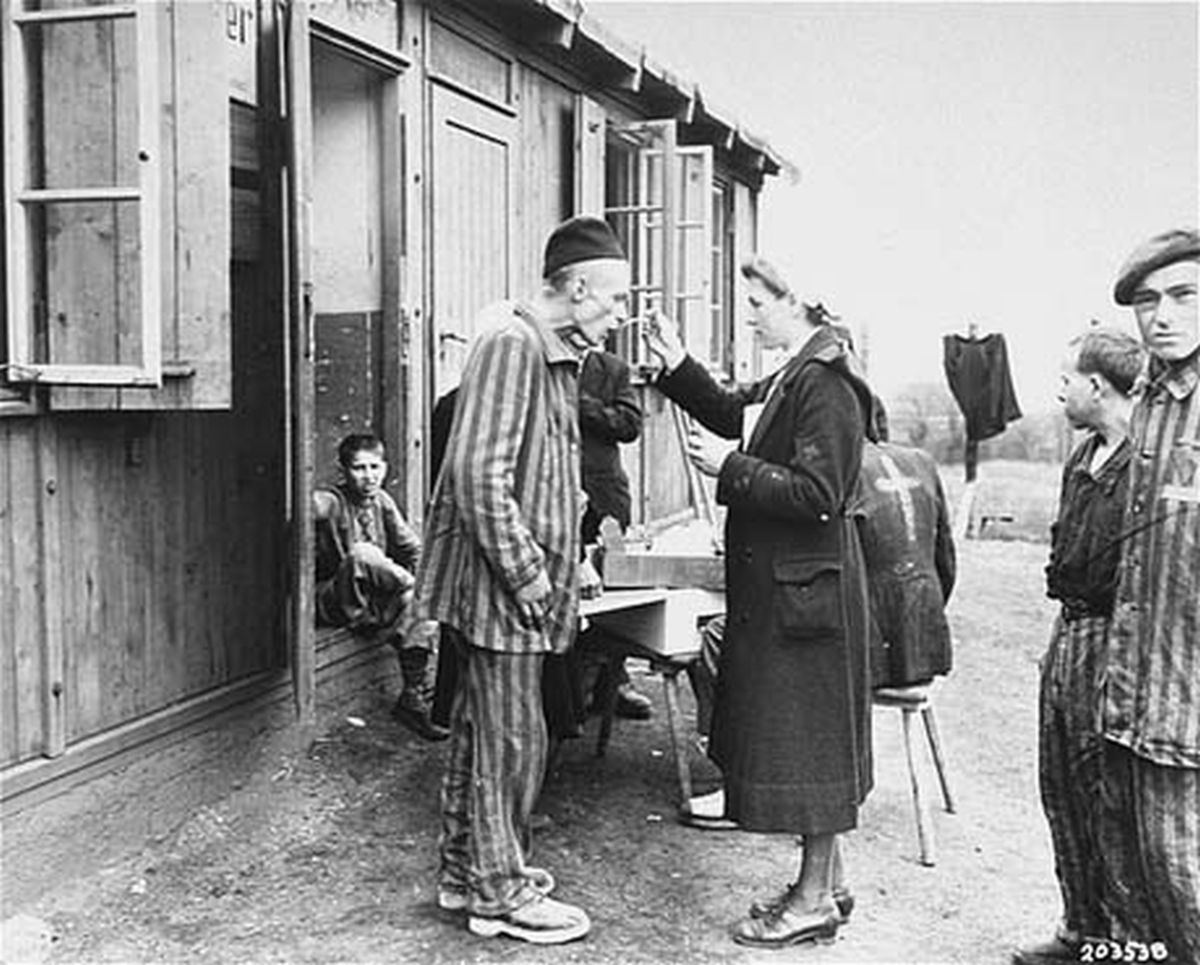 Polak w jednym z podobozów Neuengamme karmiony wkrótce po wyzwoleniu. Kwiecień 1945