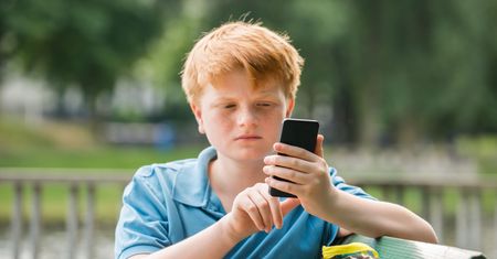 "Wstydzę się tej cegły". Bez iPhone'a na obóz ani rusz