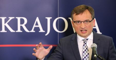 Ziobro narzeka na komorników bez studiów. Komornik odpowiada, że chodzi o kilka osób