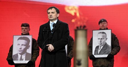 Politycy oddali hołd Żołnierzom Wyklętym. Zapłonął "Ogień Pamięci"