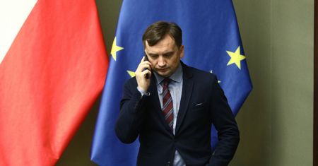 Kontrowersje wokół dodatku Ziobry. Ekspert kwestionuje wypłatę 200 tys. zł