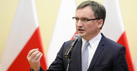 Sędziowie piszą list do Zbigniewa Ziobry. Zwolnił ich faksem